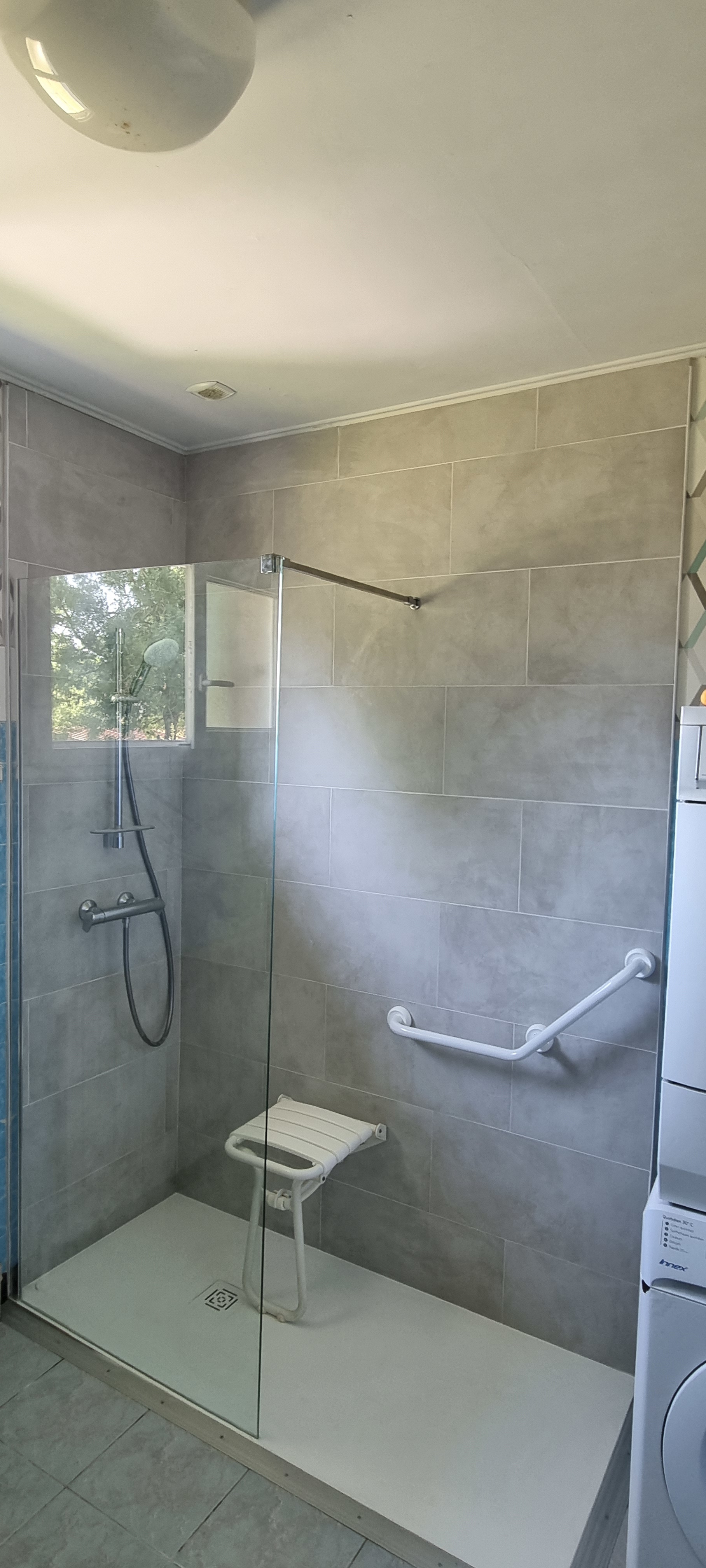 Douche s&eacute;curis&eacute;e r&eacute;nov&eacute;e avec si&egrave;ge et barres d'appui